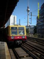 S-Bahn Berlin 485 147 am 31.August 2008 nach Flughafen Berlin Sch�nefeld im S-Bahnhof Berlin Hackescher Markt.