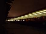 S-Bahn Berlin Bahnhof S�dkreuz bei Nacht: die Lichtspuren einer S-Bahn und der von der st�dtischen Beleuchtung angleuchtete regnerische Nachthimmel ergeben eine interessante Lichtszenerie.