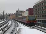 S-Bahnlinie 7 nach Potsdam Hauptbahnhof am S+U Bahnhof Alexanderplatz.  ...