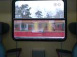 Eine der wenigen noch fahrenden S-Bahnen, gesehen aus dem S-Bahn-Ersatzverkehr, ...