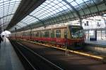 Eine Baureihe 481, im Bahnhof Spandau mit dem Ziel S75 ...