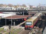 Eine S-Bahn nach Ahrensfelde im Bahnhof Warschauer Stra�e. Die Fu�g�ngerbr�cke ...