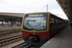 Berlin Lichtenberg: Ein Zug der Linie S7 Richtung Potsdam f�hrt ...