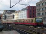 S-Bahnlinie 7 nach Potsdam Hauptbahnhof im S+U Bahnhof Alexanderplatz.(11.4.2010)  ...
