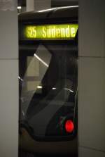 S-Bahn Berlin Durch die S�ulen betrachtet: S25 im Bahnhof Potsdamer Platz am 06.04.2010