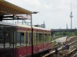 S-Bahn Berlin Zwei Berliner Wahrzeichen. Bornholmer Stra�e, 2010-07-17.
