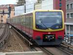Ein Berliner S-Bahnzug der Baureihe 481/482 bei der Ausfahrt aus ...
