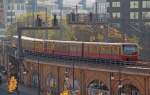 Eine S7 nach Potsdam bef�hrt am 30.10.10 die Berliner Stadtbahn ...