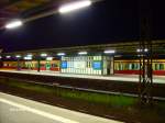 Bhf Oranienburg am 22.11.2009 in den Abendstunden, im Hintergrund eine ...