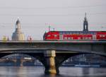 S-Bahn Dresden Von der Frauenkirche zum Mei�ner Dom – Dosto-Steuerwagen auf Linie S1 beim �berqueren der Elbe in Ri. Dresden-Neustadt – Radebeul – Coswig – Mei�en-Triebischtal (09.03.2010).