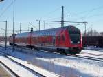 S-Bahn Dresden in Freiberg(Sachs), am 13.1.2010, es schiebt 143 908 ...