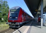 S-Bahn Dresden Grade kommt die S2 richtung Mei�en Triebischtal eingefahren.
Wenigstens ein was hat die Hitze..man kann in den Genuss kommen von den gut klimatisierten Dostos :-).
DD Reick 29.06.10