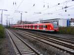 Ein S-Bahn-Triebzug der DB-Baureihe 422 bei der Ausfahrt aus dem ...
