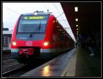 422 004 als S2 im Gelsenkirchener Hauptbahnhof. Aufgenommen am 5.12.2009 ...