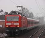 S-Bahn Rhein-Ruhr Wer wei� wielange sie noch fahren werden die 143er auf der S8 nachdem die Umstellungs schon begonnen hat. Hier 143 815 ihren x-Wagenpark kurz vor B�ttgen am 12.2.2010