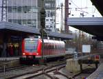 422 036/536 hier vom Bahnsteig 9 aus fotografiert. Er wartet ...