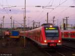 Bei sch�ner Abendstimmung f�hrt der 422 063/563 als S8 mit ...