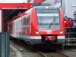 S-Bahn Rhein-Ruhr Der neue ET 422 der S-Bahn Rhein Ruhr am 19.06.2010 im Rahmen der 'Extra Schicht - Nacht der Industriekultur' am Besuchertag des Werks Essen vor der Waschstrasse, durch die die Menge (rechts im Bild) einige Male in dieser Nacht die M�glichkeit hatte, durchzufahren.