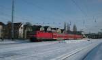 143 860 f�hrt mit S1 aus dem Rostocker Hbf aus. ...