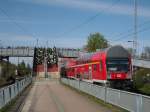 S-Bahn Rostock Eine Stunde vor Ankunft des Fu�ballsonderzuges am S-Bf Rostock- Parkstra�e mussten die Polizisten noch in der Sonne br�ten, bis es dann richtig 'hei�' wurde..
Sie warteten auf tausende Fu�ballfans, die den Fu�ballsonderzug aus Cottbus zum Ausw�rtsspiel nach Rostock nahmen. Das Foto entstand mit Genehmigung der Polizei (keine Gesichter in Nahaufnahme zeigen)
02.05.2010