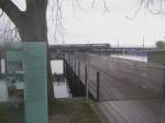 2001 wurde der Holzsteg parallel zum Rapperswiler Seedamm er�ffnet. Beim ...