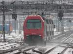 SBB - Ausfahrende 450 108-6 im Bahnhof Winterthur am 10.01.2010 ...