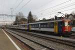 S-Bahn Zurich RBe 540 (vorne und hinten) mit S-Bahnwagen EW-I/II stehen f�r Rush-hours bereit. Ein DTZ n�hert sich gerade dem Bahnhof D�bendorf, 18. M�rz 2010, 17:33