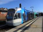 Diese Saarbahn tr�gt Werbung f�r ein Fitnesszentrum in Saarbr�cken. Das ...