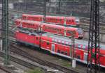 sachsen Regio-Dreier - W�hrend in Dresden Hbf ein 612er auf der Linie RB61 nach Zittau ausf�hrt (oben), r�ckt sein Baureihen-Bruder erstmal an den Hallenbahnsteig zur Bereitstellung. Als Dritte erreicht BR143 mit einer Dosto-Garnitur auf Linie RE50 von Leipzig ihr Ziel (11.11.2009)  