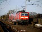 sachsen Runde J�ngere und schr�ge Alte - Auf diesem Nachschuss sind die Baujahr-Unterschiede zwischen den bei RegioDB Sachsen eingesetzten Doppelstockwagen deutlich erkennbar. Von BR143 geschobener Zug �berquert auf Linie RB31 die Elbe zwischen Niederwartha und Radebeul-Naundorf (25.11.2009).   