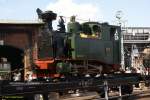 Sachsische I K 23.08.2009. Die s�chsische I K Nr-54 auf dem Laufsteg beim 19. Heizhausfest in  Chemnitz. Gut zu sehen die Heberleinbremse. Der gesamte Zug wird �ber das auf dem Dach gef�hrten Drahtseil gebremst. Jeder Wagen mu� in dieses Seil eingehakt werden (jeder Wagen hat ein Seil, das �ber die gesammte Dachl�nge reicht). �ber mehrere Hebel und Gelenke wird die Bremswirkung auf die R�der der Wagen umgelenkt.