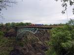 Zwei Dieselloks der Zambia Railways überqueren am 12.12.2014 mit einem Güterzug die Victoria Falls Bridge in Richtung Simbabwe.