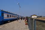 Eine Bahnsteigszene auf der zweitägigen Fahrt des Mukuba Express am 06.09.2017 von Kapiri Mposhi nach Dar Es Salaam.