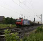 482 012-2 f�hrt mit einen Kesselzug durch Iphofen am 17.06.2010 ...