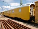 Wohnschlafwagen 75 80 2829 007-3 in einem Bauzug in Bergen/R�gen. ...