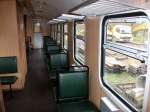 Schmalspur Die Inneneinrichtung in einem Schmalspurwagen beim Rasenden Roland ist einfach gehalten.Es gibt beim Roland auch Wagen mit Holz-und Polsterb�nken.