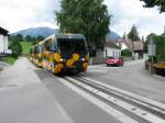 schneebergbahn Triebwagen Salamander am Bahn�bergang kurz vor der Einfahrt in Puchberg am Schneeberg.
