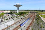 Der 62m hohe Wasserturm von Malmö im Stadtteil Hyllie bildet die perfekte Kulisse für die ein-und ausfahrenden Züge am Bahnhof Malmö Hyllie, wie hier die RB nach Kävlinge.