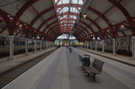 Blick in die Bahnhofshalle Malmö, ganz links ein  Sj X3, rechts ein Sj x2  22.10.2016  08:38 Uhr.