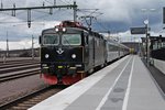 Einfahrt am 01.06.2015 von SJ Rc6 1400 mit dem SJ Nattåget 94 (Stockholm C - Narvik) in den neuen Bahnhof von Kiruna und wird dort einen Richtungwechsel machen.