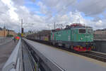 Die RM 1259 der schwedischen Green Cargo hat soeben Stockholm C verlassen und fährt über die Centralbron - die Brücke, welche von Stockholm C nach Süden führt. Die Lokomotive entstammt einer Serie von 6 Stück (1257 - 1262), welche 1977 von Asea für die Erzbahn Kiruna - Narvik gebaut wurde. 25. August 2021