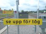 Beschilderung im  modernen  Bahnhof von Eksj. Um den Mittelbahnsteig zu verlassen mu man die Schienen berqueren.