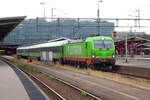 Der Flixtrain Göteborg - Stockholm hat soeben seine Fahrt in die schwedische Hauptstadt begonnen. Es führt Siemens Vectron 243 002 von Hectorrail. 26. August 2021