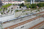 Am 06.07.2017 ist ein Öresundzug auf dem Weg in Richtung Kopenhagen. Hier im Bahnhof Hyllie. Die Bauzäune, welche man im Vordergrund erkennen kann, sperren keine Baustelle ab, sondern sind Teil der hier errichteten provisorischen Grenzkontrolle, welche Schweden aufgrund der Migrationsströme wieder eingerichtet hat.