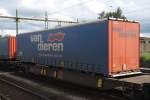 Ein LKW-Auflieger der Spedition van Dieren wird am 10.7.2009 von 241.007  Bond  der Hectorrail durch Nssj C gebracht.