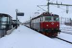 Am 12.10.2019 steht RC6 Nr.1335 mit IC95 nach Luleå abfahrbereit im winterlichen Kiruna.