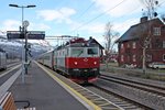 Einfahrt am 01.06.2015 von SSRT Rc6 1326 mit dem SJ IC 10095 (Narvik - Luleå) in den Bahnhof von Abisko Östra gen Kiruna.