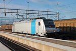 Railpool/CargoNet 185 687-1 am Abend des 02.06.2015 im Bahnhof Boden C und rangierte an das andere Ende ihres KLV-Zuges.