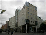 . Postmodern -

Stockholms södra: Außenansicht. Diese postmoderne Architektur ist nicht so mein Fall. Von hier aus sind es für Umsteiger etwa 300 Meter zur U-Bahn. 

28.08.2007 (M)