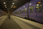 Blick auf den Bahnsteig Trelleborg C, die modernen Triebwagen fahren im Taktverkehr Richtung Malmö. 01.11.2108 19:20 Uhr.